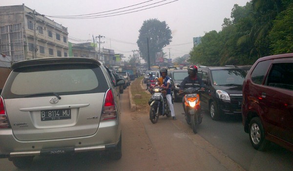 Kemacetan panjang terjadi sore ini sekitar pukul 17.05  (15/09) di Simpang Pucuk